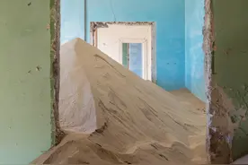 探访荒弃的鬼城，6万多土著被屠杀，血染的钻石之城将被流沙湮没图片