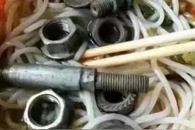 搞笑图片：今天的螺蛳粉有点咯牙啊图片