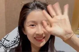 陈羽凡罕见曝光！退圈后开录音棚，身后白富美很抢镜，疑似白百何图片