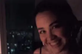 钟丽缇大女儿晒男友视角美照，穿吊带对镜甜笑，身材火辣不输妈妈图片