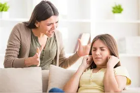 妈妈对女儿越不好，女儿反而对妈妈越好，挣脱羁绊，让孩子做自己图片