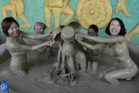 越南最“脏”的温泉，不分男女越洗越脏，看完真的好尴尬图片