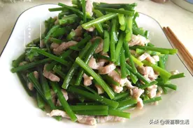 韭菜苔炒肉，现在最当季，比韭菜脆嫩，营养美味，好吃到筷子不停图片