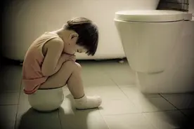 孩子为啥不在幼儿园拉臭臭？3个原因，2个策略，帮你轻松应对图片