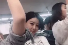 公交车上遇见一个漂亮的小姐姐想偷偷拍张照，结果被发现了好尴尬图片