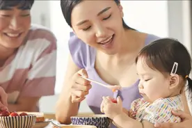 1岁宝宝喂养：奶奶坚持多吃饭，妈妈觉得要多喝奶，哪样更合理？图片