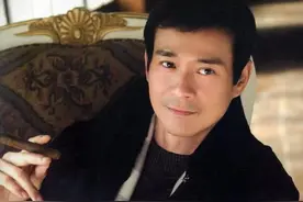 08年，世纪渣男郑少秋，在万人追思会上被“黑道大佬”当众羞辱图片