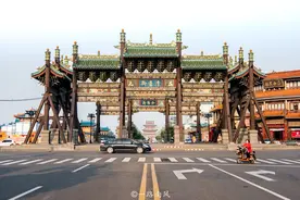 山西大同最让人看不懂的景观，四座牌坊只可欣赏，不可通行汽车图片