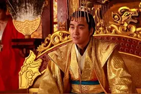 皇帝：朕想除掉大将军，你有什么计策？丞相：赏赐他一匹马就行图片