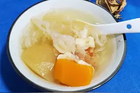 美食推荐：银耳百合煲水果糖水，春日润燥杂果糖水，菠萝山楂糖水图片