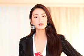 张雨绮这身材在女星里少女，西服内搭白色蕾丝连衣裙，凹凸感十足图片