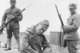 八路抓俘的惊险瞬间：日军受武士道洗脑，险些拉我军将领同归于尽图片