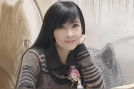 周慧敏独迎54岁生日，大眼迷人甜似初恋，感谢众人独缺老公倪震图片