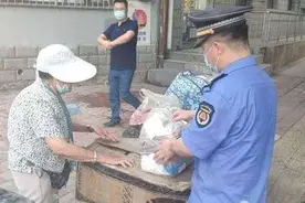 石家庄裕华城管帮助老奶奶摆摊图片