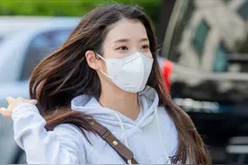 运动套装真是活力四射，简洁好看，IU李知恩美得直截了当图片