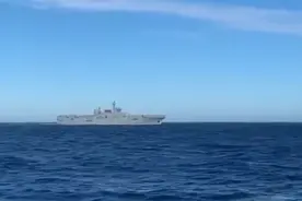国产两栖攻击舰海上疾驰，这两艘4万吨航母，能否改航空突击舰？图片