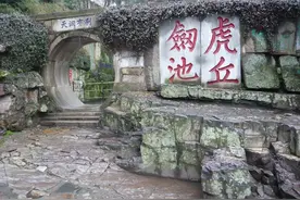 江苏河水干涸，千年古墓露出水面，考古家：秦始皇找了大半辈子图片