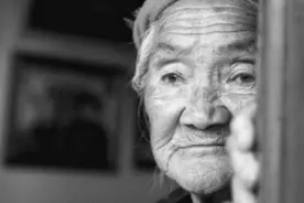 15岁男孩瞒着母亲参军，一别71年后母子终重逢，母亲106岁等儿归图片