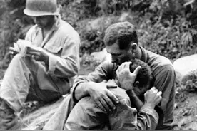 美军少将兵败东躲西藏，摘野果当乞丐，最终在战俘营关了3年图片