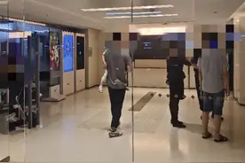 商场玻璃门太透明，男子撞到上唇缝了3针！维权却引发网友争论图片