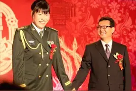 2010年，43岁的郑海霞一袭军装嫁给粉丝，八一队众多成员到场恭贺图片
