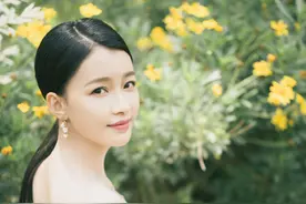孙怡出席活动，穿搭白色蝴蝶抹胸上衣亮相，清凉性感图片