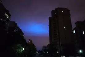 石家庄夜空突然快速变色，是雷暴雨前兆？网友：其实不是坏事图片
