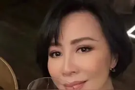 55岁刘嘉玲好享受！深夜品万元酒太惬意，微醺状态脸颊红润迷人图片