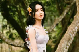 赵丽颖热带雨林上班，穿繁花裙踩蚊香鞋美如画，草地上行走似精灵图片