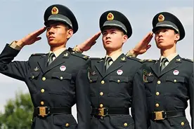 火箭军的军装是如何体现它的独特地位的？它的胸标是何寓意？图片