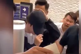 王一博又被围堵一脸不悦很是无奈,低头不语,助理怒指路人:别拍了图片