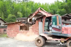 与风雨赛跑，新罗区白沙镇连续拆除危房确保汛期安全图片