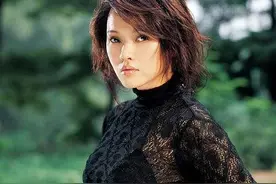 52岁伊能静厨房秀舞蹈，看懵秦昊，她真是一个多变的可爱女人图片