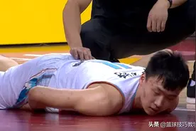 CBA最令人揪心一幕，双手灌筐后不慎背摔，马上送去120了图片