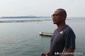 看！这个乘风破浪的喷泉维修哥，海鸥、鱼群都是他的工作伙伴图片