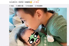 应采儿晒哥俩温馨互动，jasper亲吻弟弟，陈小春抱娃尽显柔情图片