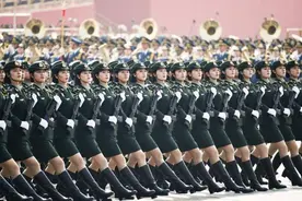 日本阅兵式上，女兵们人手一个小挎包，里面藏了什么秘密？图片
