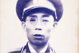 为报夺妻仇他只身参军，22年后成军区副司令返乡，恶霸吓得自尽图片