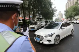 创城进行时 | 哈市交警持续从严查处商圈、居民小区违停行为——一天取缔违停3900余件图片