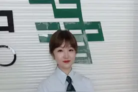 “快停下，你车后面挂了两个人！”这位刷屏的邮政小姐姐就是这么飒！图片