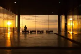 美如《千与千寻》！当火车遇上大海，此番人间绝景日本居然这么多图片
