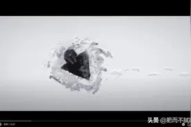 美女从冰洞口下潜到水底，即唯美又恐怖图片