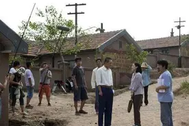 父母爱情：前来探班老丁，孔笙非让他客串，打扮低调却还是被认出图片