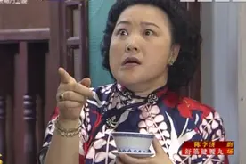 八姑不还钱给发仔，发仔要吃老鼠药自杀，不料把药甩进了八姑茶杯视频封面