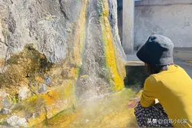 广东罕见“黄金”温泉：水流过的地方都变金黄色，泡温泉不收费图片