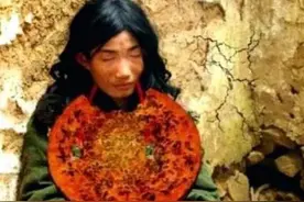 “中国第一懒人”杨锁：烧家具取暖，刨坑上厕所，23岁终扛不住图片