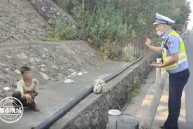 江西一男子流浪10多天！见到民警后，不停用石头在地上涂划图片