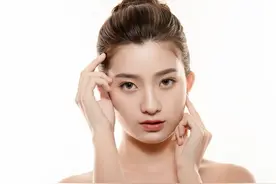 “你老婆灌我酒，还勾引我！”“我管好我老婆，你管好你自己”图片