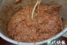 煎饼摊一摆33年，市民排队打卡童年味道图片