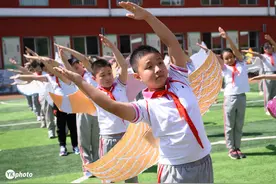 因为爱你保持一米！太原小学生变身天使，戴翅膀上学保持社交距离图片